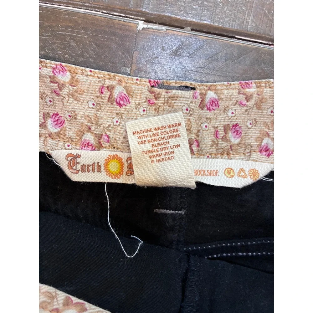 Earth Rock Black Contrast Stitch Pleated Mini‎ Skirt Women Size 3 Embroidery
